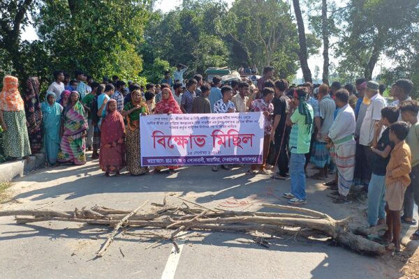 বিয়ের দাবিতে প্রেমিকের বাড়িতে কলেজছাত্রীর অনশন , ও রাস্তায় আগুন জ্বালিয়ে বিয়ের দাবিতে এলাকাবাসীর মানববন্ধন